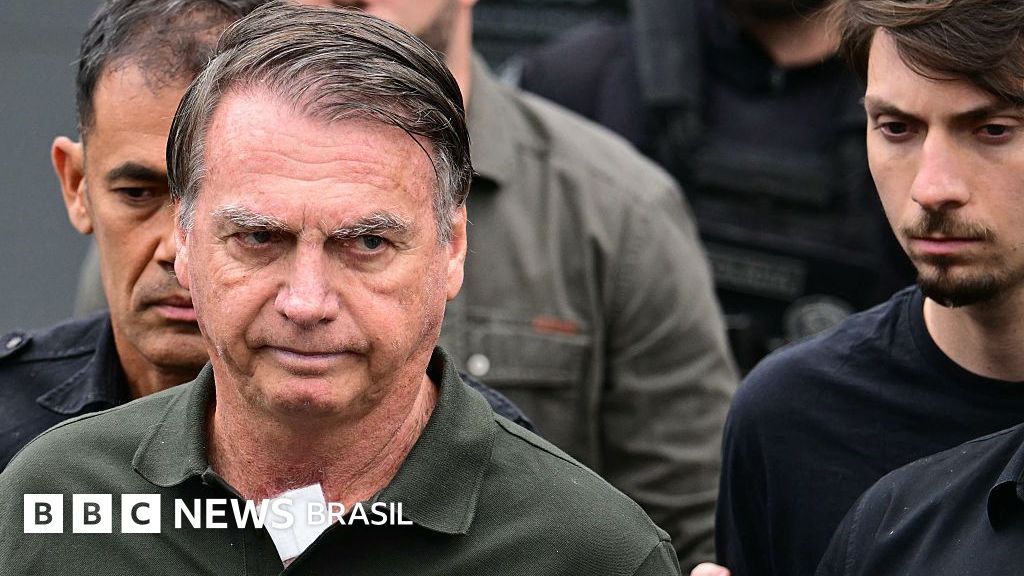 Vídeo, Veja momento em que Bolsonaro chega a hospital para realizar procedimento, Duration 0,30