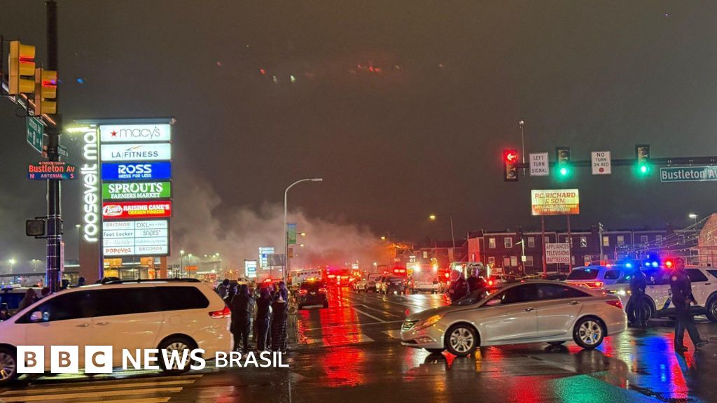 Pequeno avião cai na Filadélfia, EUA, causando explosão e incêndio; ainda não há informações sobre vítimas
