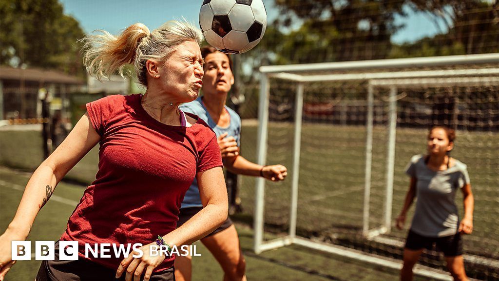 Por que cabecear a bola em esportes como futebol pode ser tão perigoso