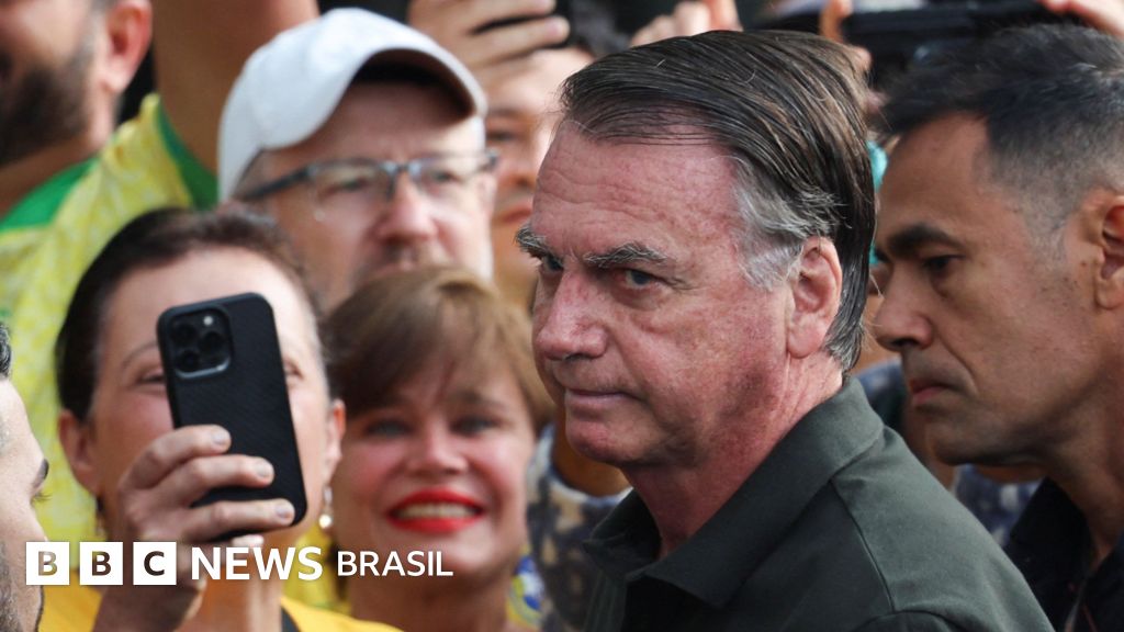 Vídeo, Bolsonaro deixa prisão domiciliar para fazer procedimento em hospital, Duration 0,30