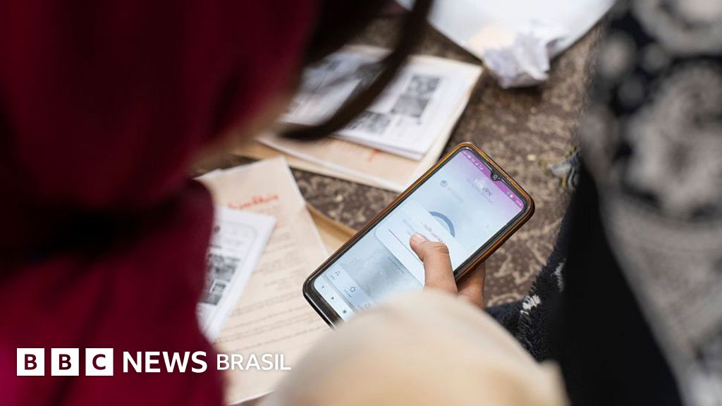 Conexões secretas na fronteira e redes privadas: como iranianos desesperados mantêm contato com familiares no exterior