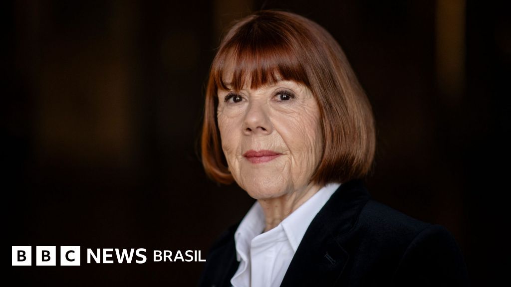 Gisèle Pelicot fala sobre ter encontrado amor após condenação do ex-marido e de 50 homens que a estupraram: 'A vida sempre reserva belas surpresas'