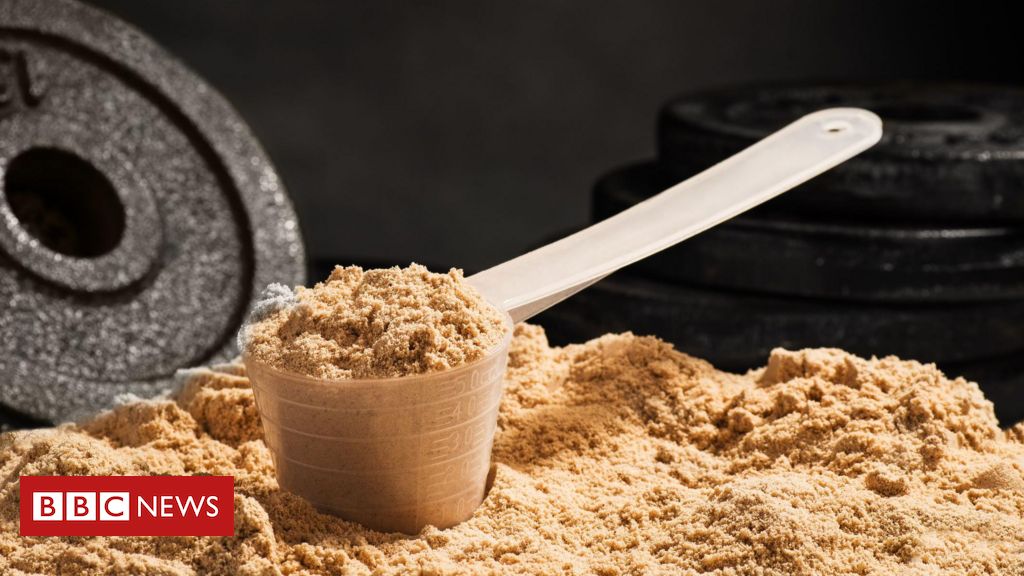 Whey protein: como o suplemento ajuda a ganhar músculos e para quem é indicado