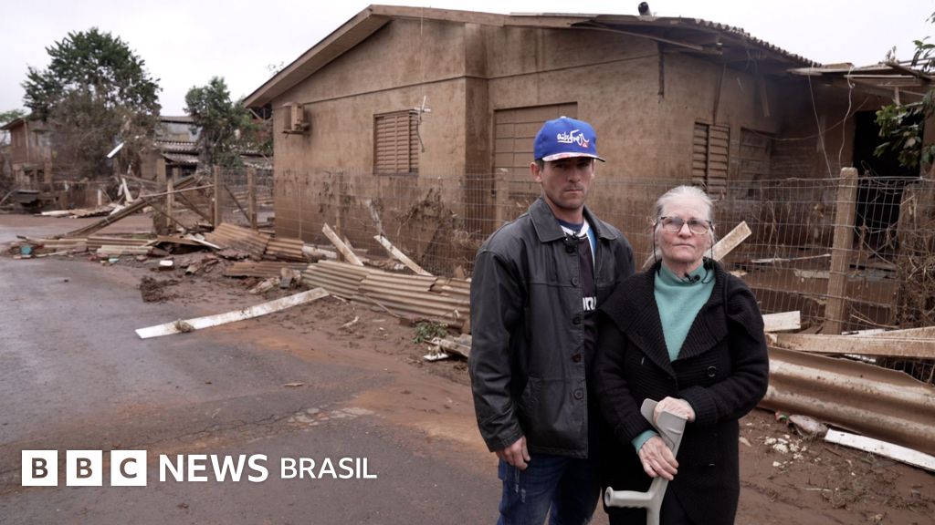 'É um cemitério isso aqui': a volta de uma família a bairro 'fantasma' após inundações no RS
