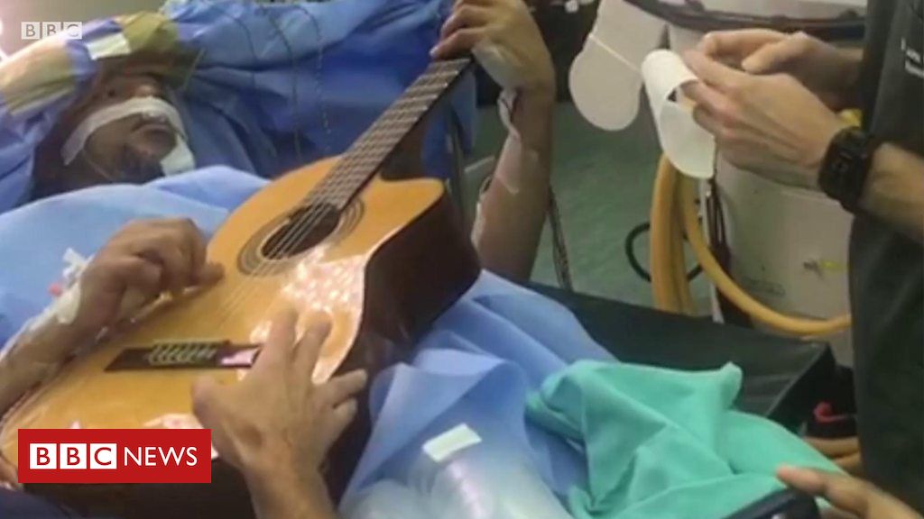 Resultado de imagem para O homem que tocou violÃ£o enquanto passava por cirurgia para retirar tumor cerebral