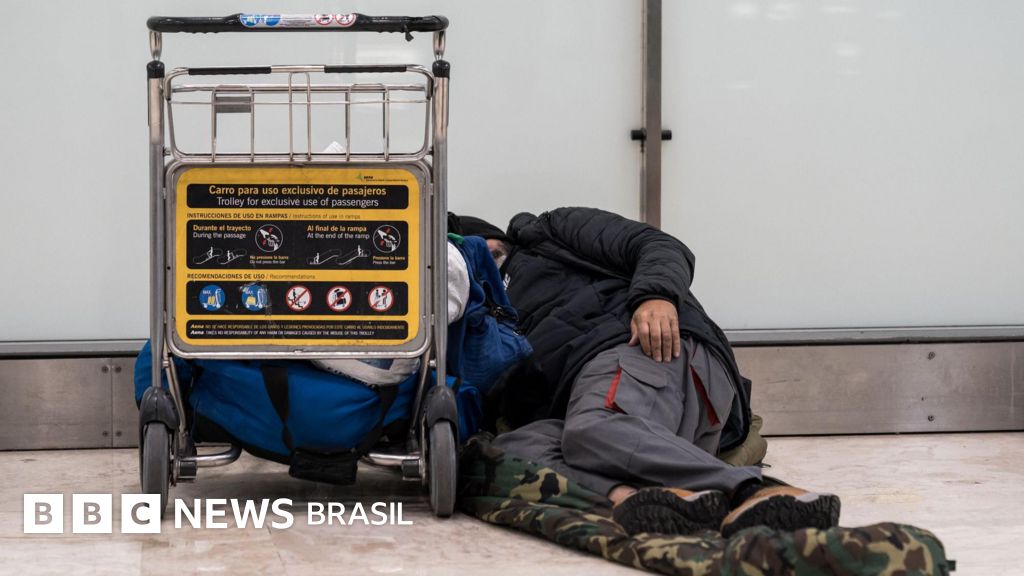 As pessoas que moram no aeroporto de Madri: 'Trabalho, mas não consigo pagar aluguel'