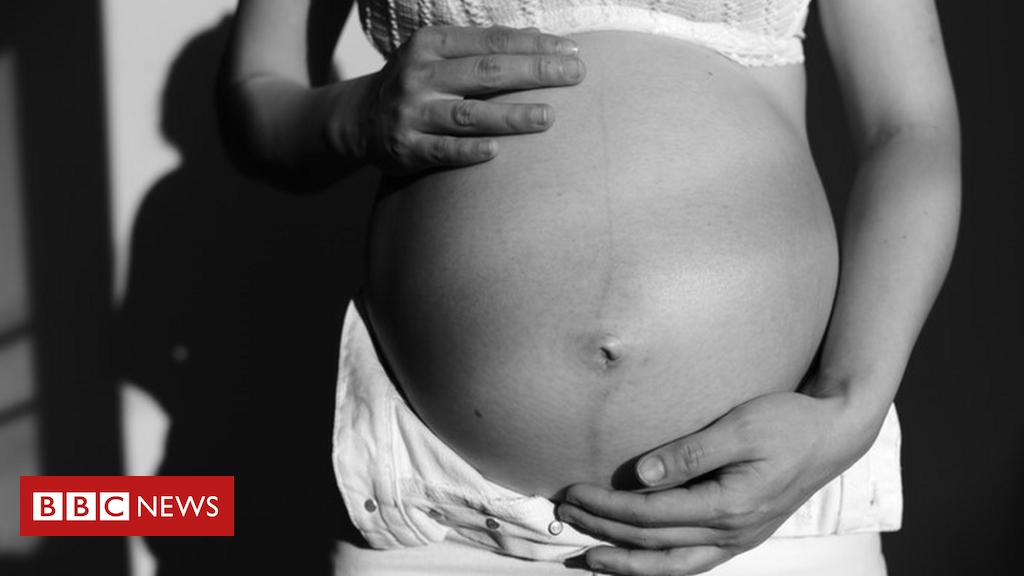 A menina encontra-se no sofá com o telefone. menina adolescente