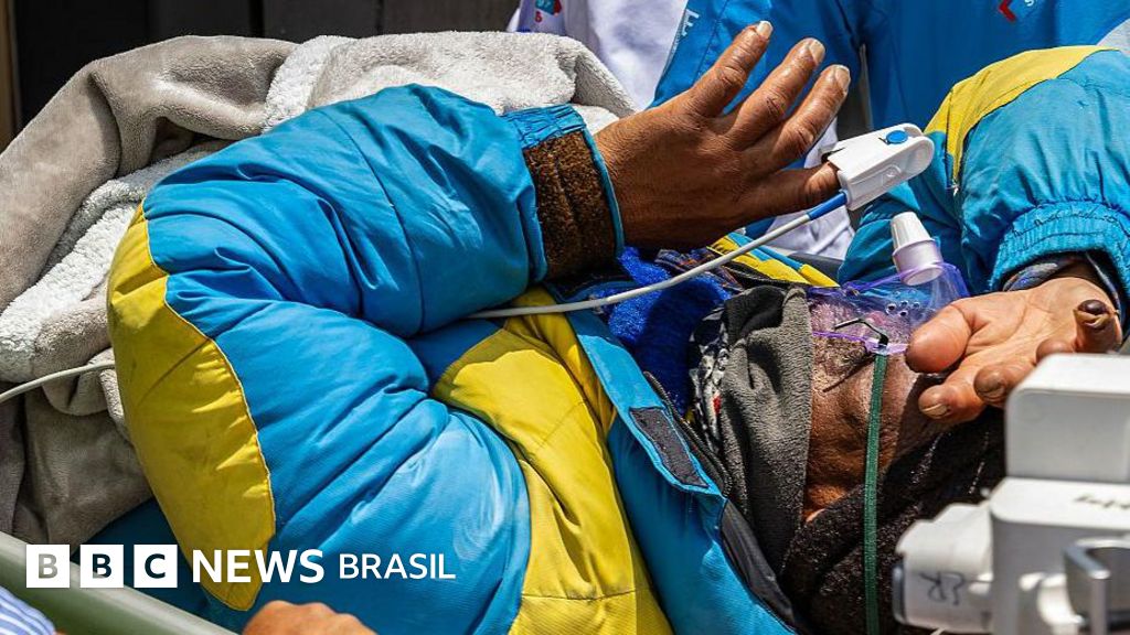 Comendo chocolate e mastigando gelo: o guia dado como morto no Everest contou à BBC como sobreviveu