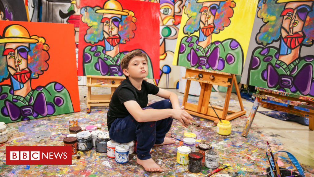 Uma Família Asiática Com Crianças Desenho E Pintura Na Mesa Na