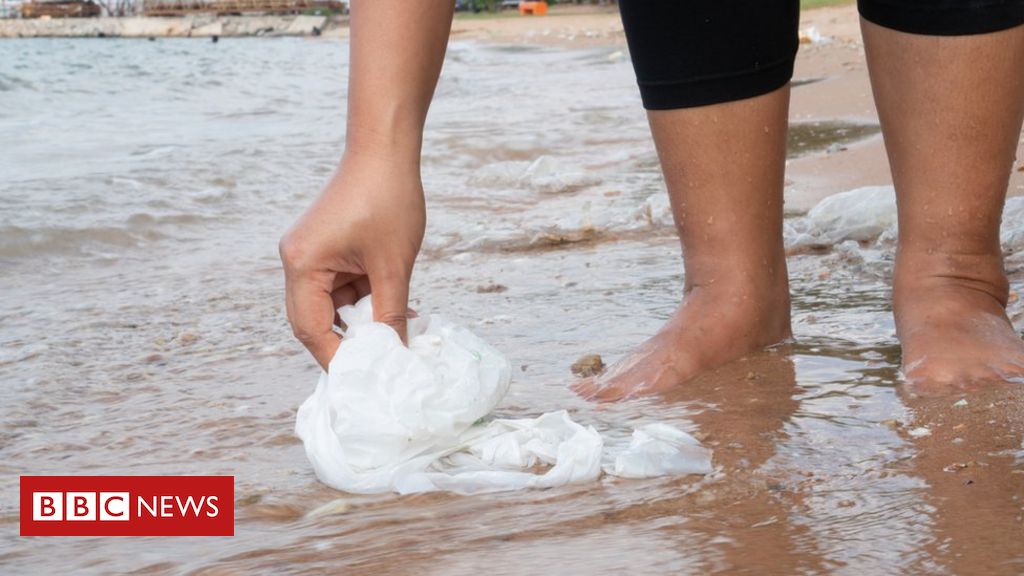 'Pula no esgoto e nada acontece': Brasil tem mais de 300 mil internações por ano por doenças causadas por falta de saneamento