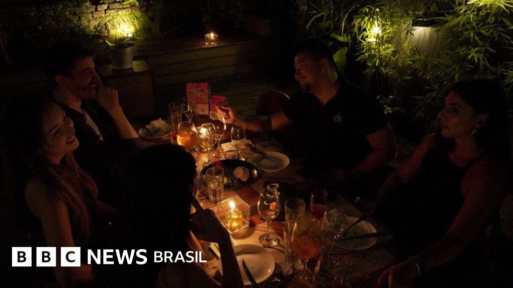 Por que as pessoas estão pagando para jantar com desconhecidos