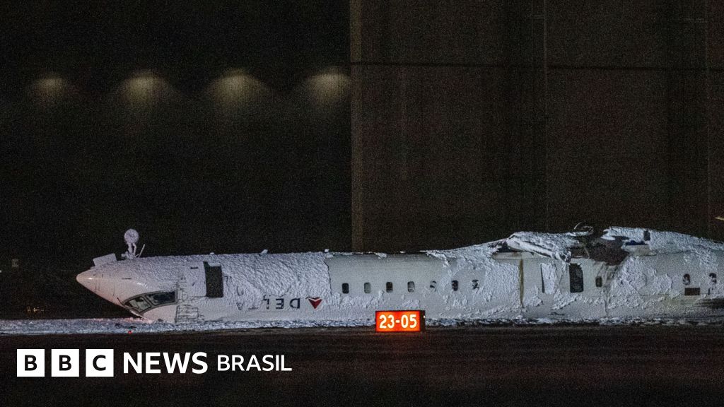 As impressionantes fotos de avião que capotou ao pousar no Canadá, deixando feridos