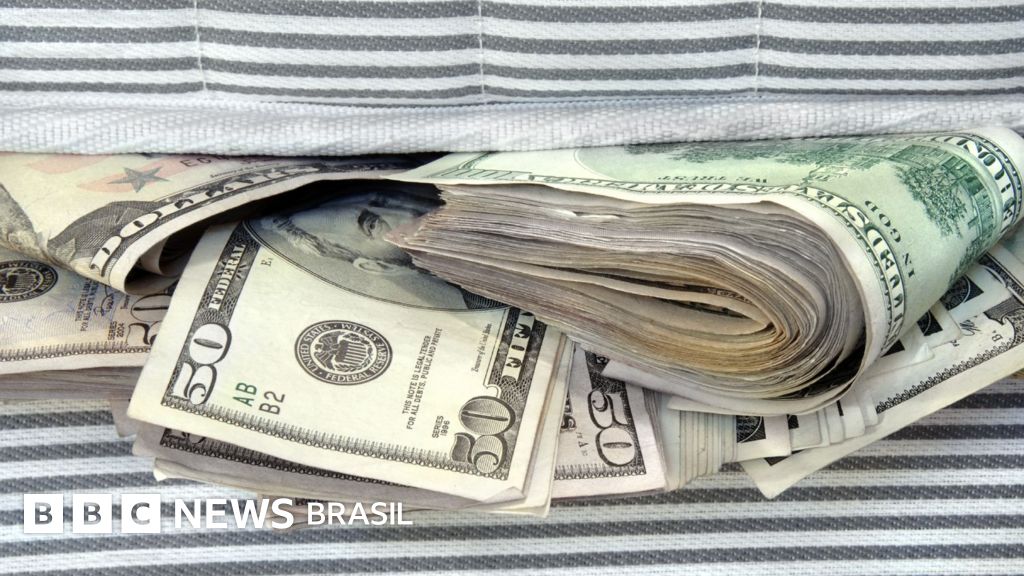 Por que Milei está incentivando argentinos a 'tirar os dólares do colchão'