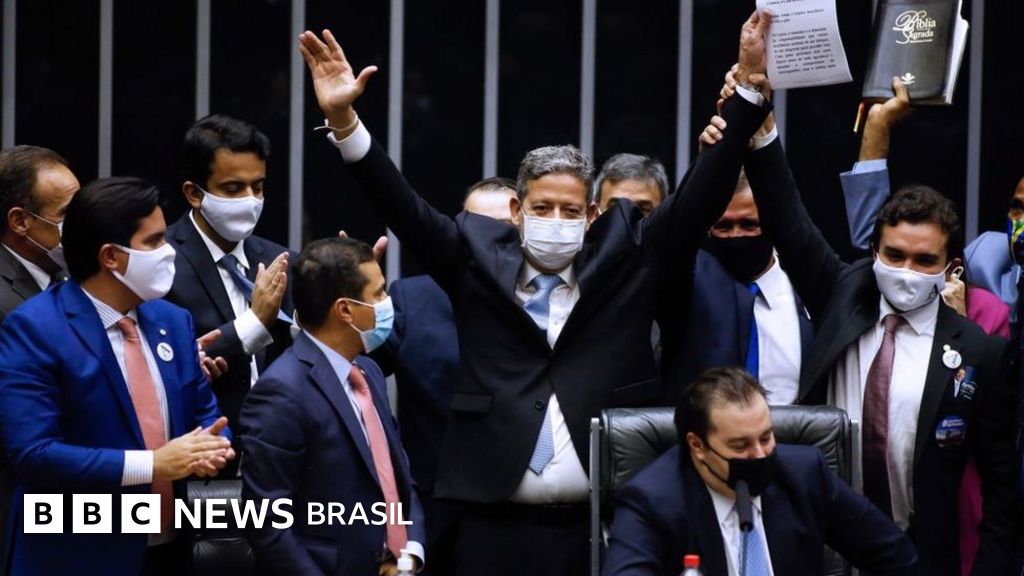 PEC dos Precatórios é aprovada em 2º turno e governo fica mais perto de viabilizar Auxílio Brasil