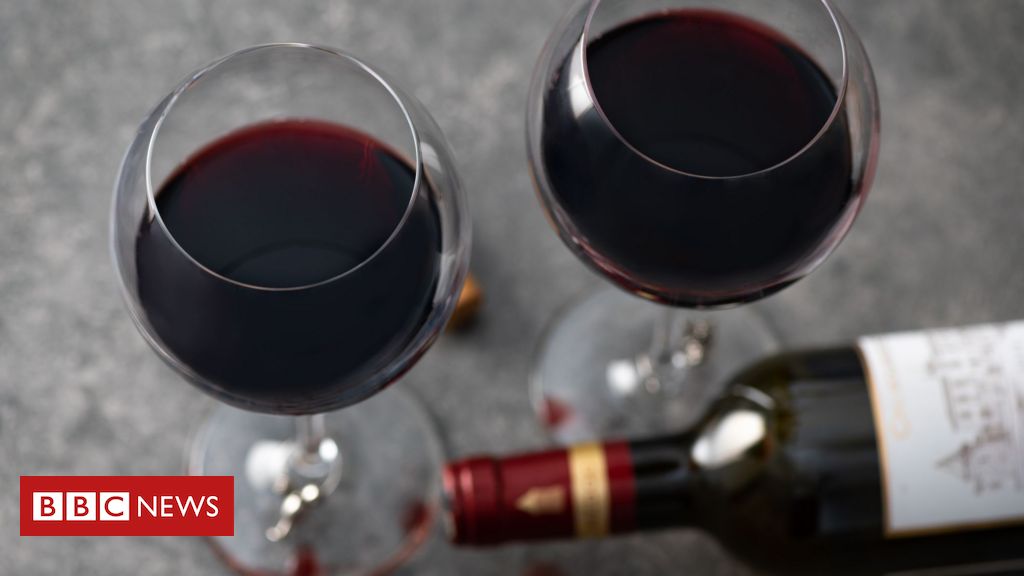 Dor de cabeça com vinho tinto? Cientistas encontram substância suspeita