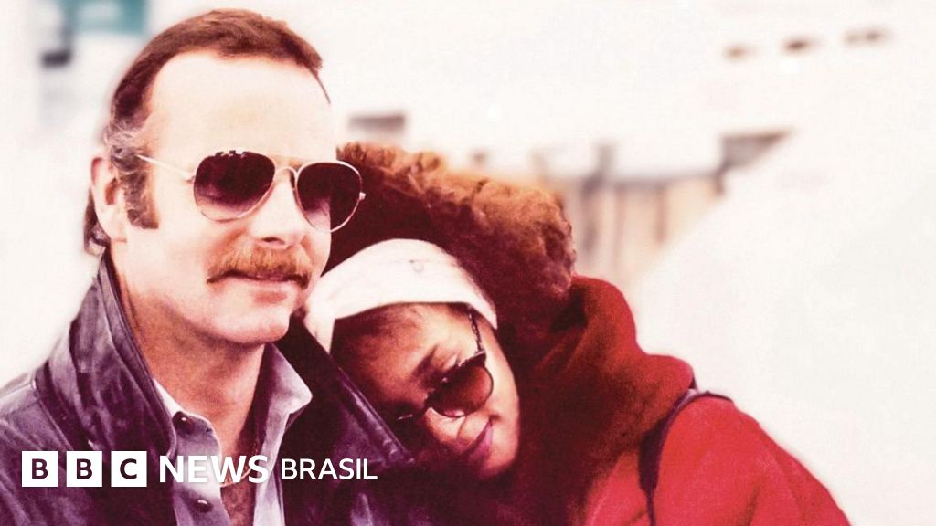 O guarda-costas da vida real de Whitney Houston: 'Fãs obcecados queriam tirar um pedaço dela'
