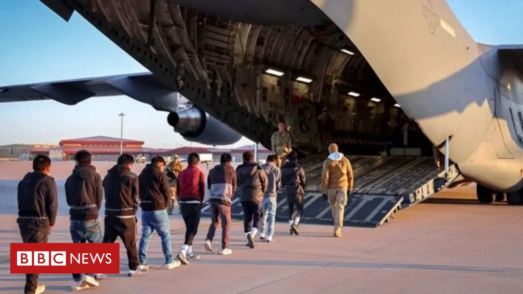 Colômbia recua em aviões com deportados e EUA suspendem aumento de tarifas