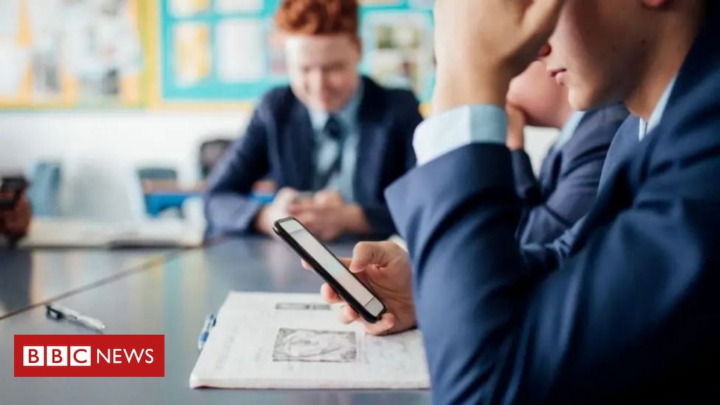 As lições das escolas do Reino Unido que baniram celulares: 'crianças deixaram de ser zumbis'