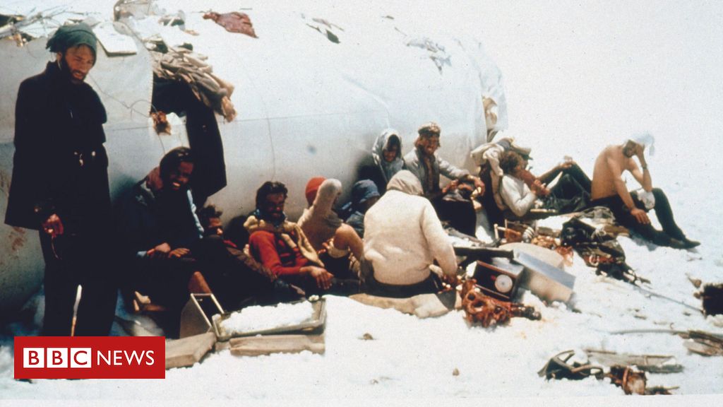 'A Sociedade da Neve': as imagens reais da tragédia nos Andes feitas por sobreviventes à espera do resgate