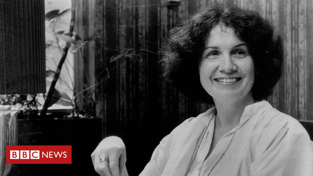 Alice Munro: Canadian writer and Nobel Prize winner dies at 92