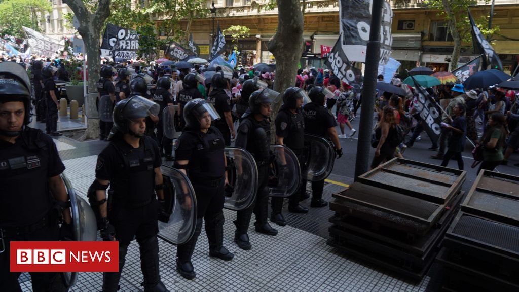 Milei diz que vai usar forças armadas contra quem bloquear ruas para  protestar