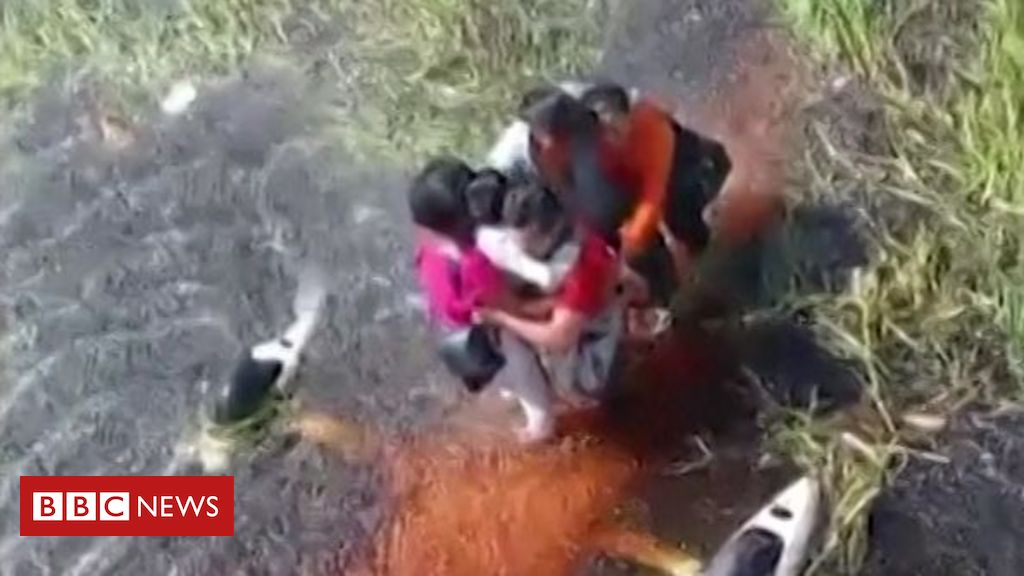 O resgate de passageiros após pouso de emergência em área com jacarés na Amazônia