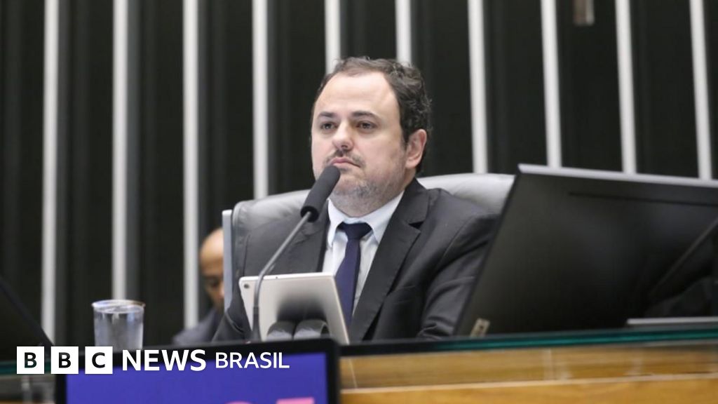 Câmara aprova suspensão do deputado Glauber Braga, que escapa da perda de mandato