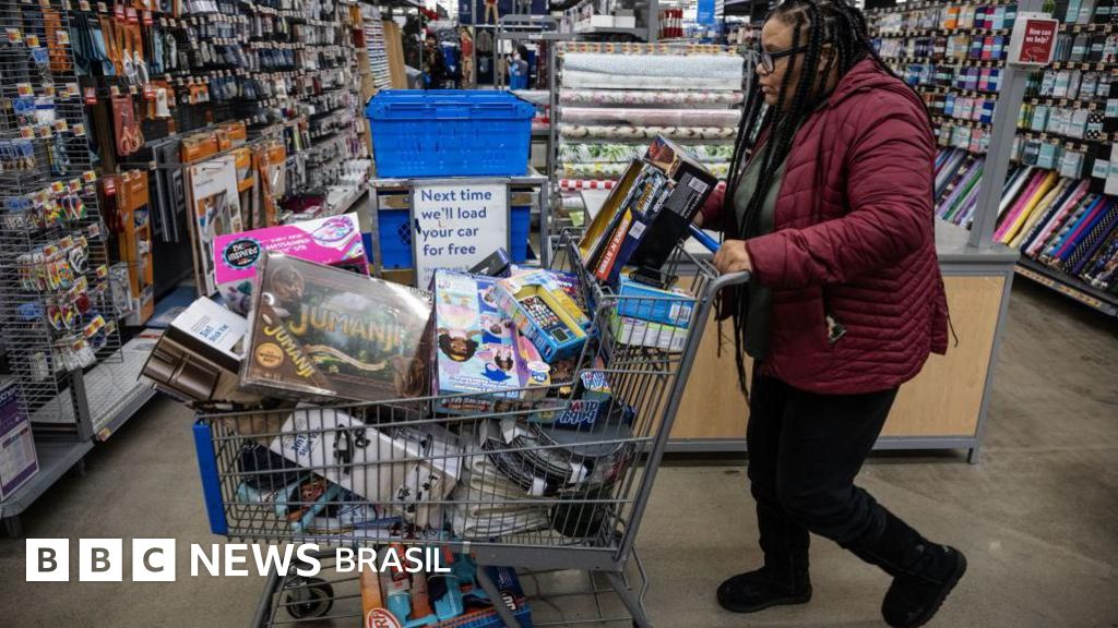 A que se deve a onda de 'consumo desenfreado' nos EUA que confunde economistas