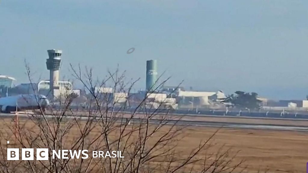 O momento em que avião derrapa na pista antes de explodir na Coreia do Sul