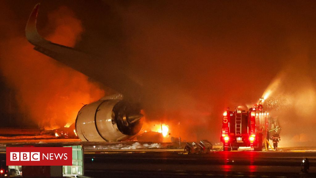 Vídeo mostra avião que levava 379 a bordo em chamas após colisão no Japão