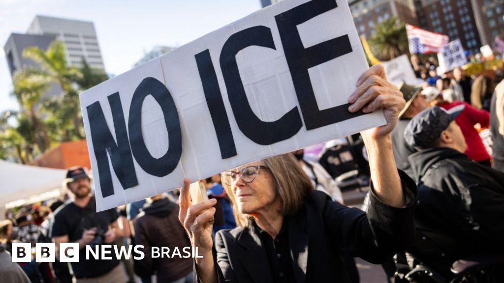 Milhares protestam e dezenas são presos após morte de mulher por agente de imigração dos EUA