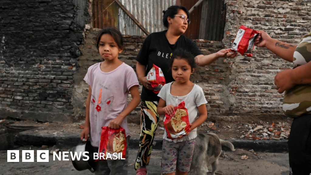 Contas públicas no azul e pobreza: os dois lados do ajuste radical de Milei na Argentina