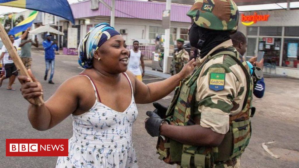 Por que tantos jovens africanos celebram golpes militares em seus países