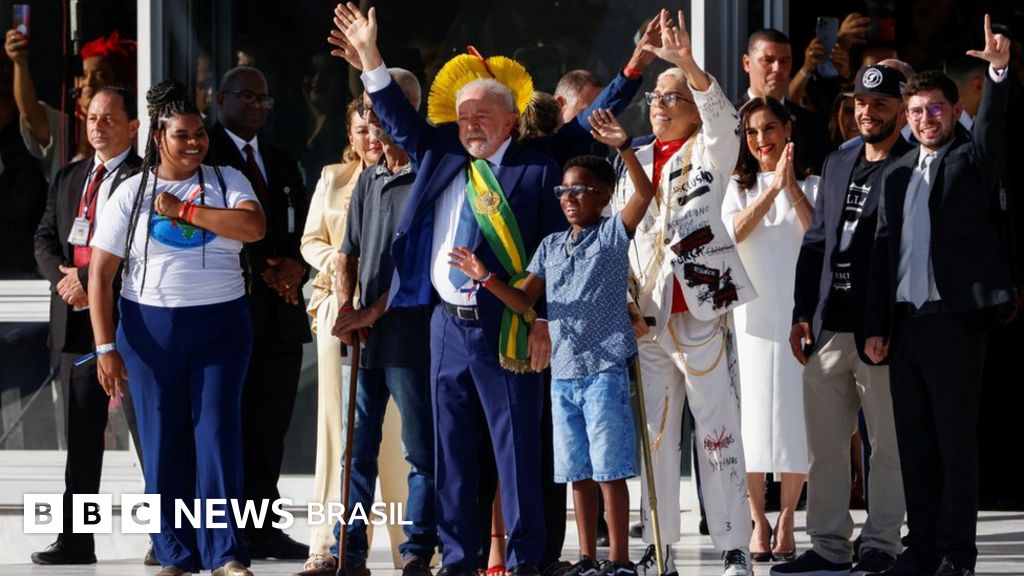 Quem são as pessoas que subiram a rampa e entregaram a faixa presidencial a Lula?