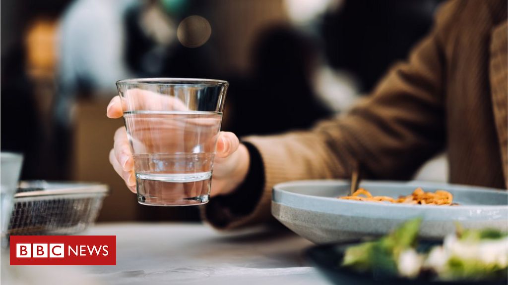 SABIA QUE VOCÊ NÃO PODE BEBER ÁGUA EM UM CANUDINHO COM MAIS DE 10 METR