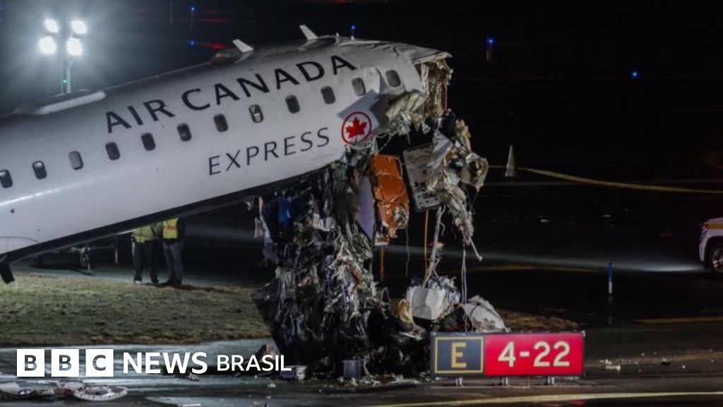 Colisão entre avião e caminhão dos bombeiros deixa mortos em aeroporto de Nova York