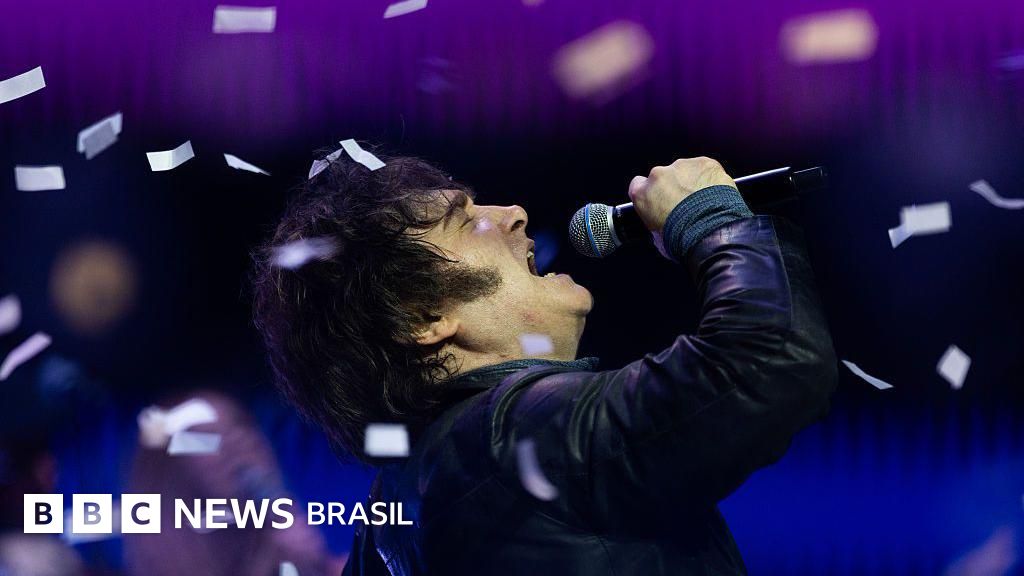 O insólito show de rock de Milei para 'recuperar a mística' em meio a escândalo e crise na Argentina