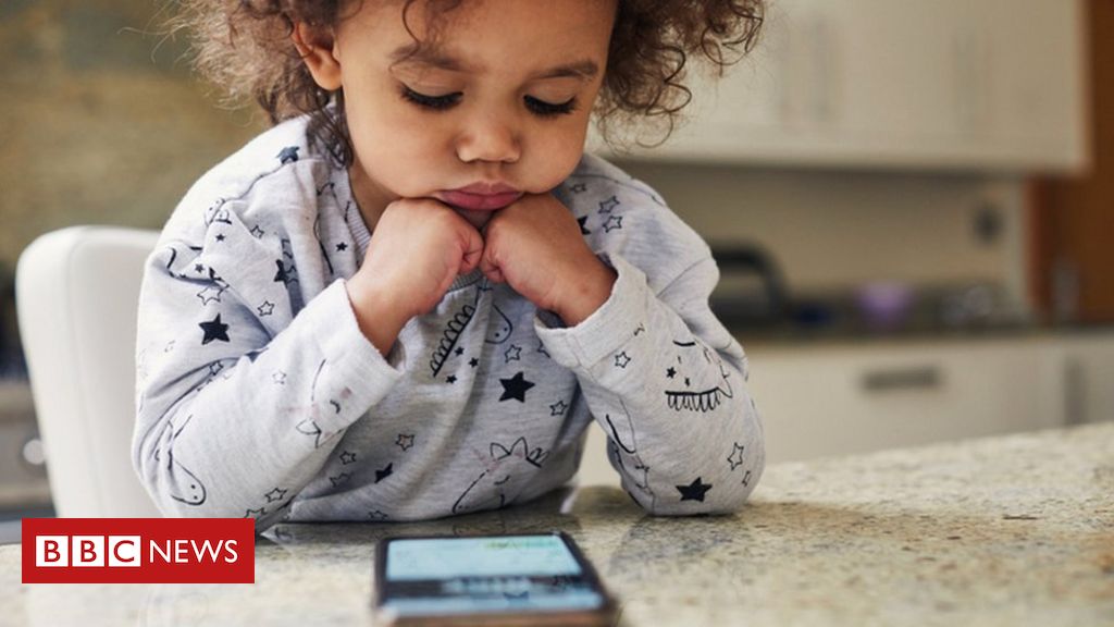 Crianças no celular: quanto tempo devem usar e 7 sinais de excesso - BBC  News Brasil