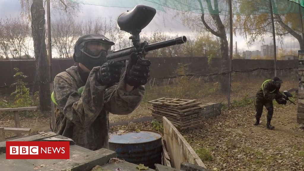 Os jovens russos que estão treinando para uma guerra nuclear com o Ocidente - BBC News Brasil