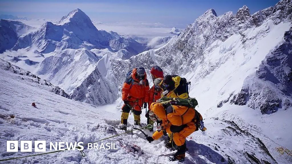 Como corpos congelados de alpinistas foram recuperados da 'zona da morte' do Everest