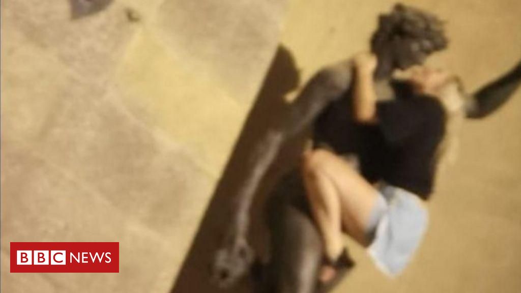 A indignação em Florença após mulher simular atos sexuais com estátua