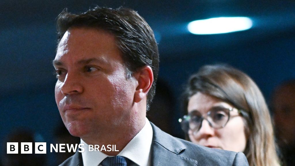 Governo Trump manda delegado da PF que ajudou ICE a prender Ramagem deixar os EUA