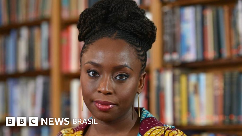 Família da escritora Chimamanda Ngozi acusa hospital de negligência por morte de filho de 21 meses