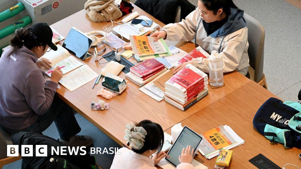 A estudante chinesa que acusa universidade de fazê-la 'tirar as calças' para dar licença menstrual