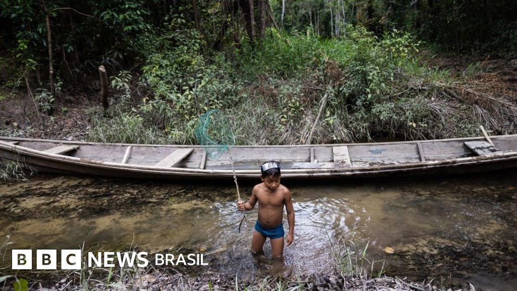 O rio que secou na Amazônia colombiana e deixou populações ribeirinhas ‘órfãs’