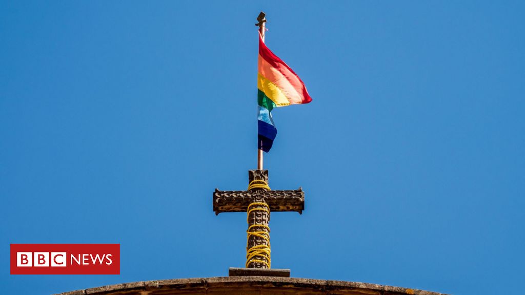 Por que decisão da Igreja Católica de abençoar casais gays não deve ser passo para reconhecer casamento homoafetivo