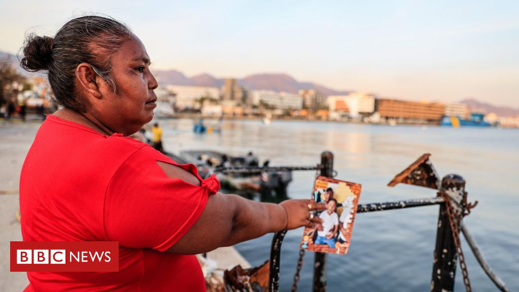 As mulheres que esperam que o mar devolva suas famílias após furacão Otis