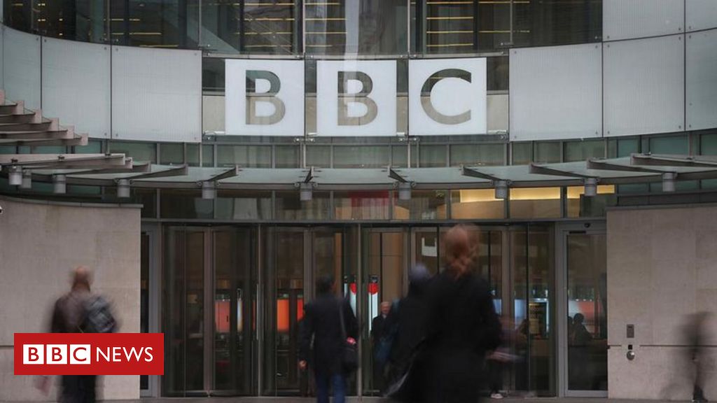 BBC suspende apresentador após acusações de que ele pagou por fotos sexuais de adolescente