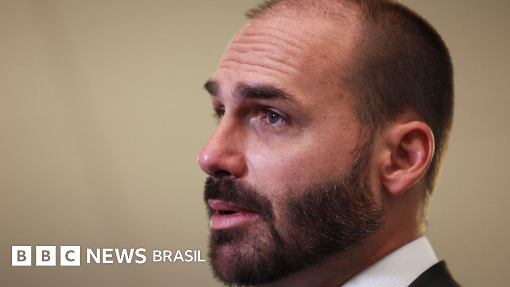 Após negar, Eduardo confirma ter assinado contrato de gestão financeira de filme de Bolsonaro; entenda