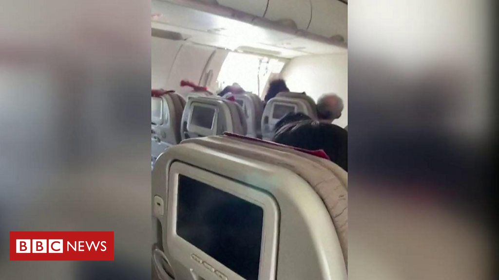 Passageiro é preso por abrir porta de avião durante voo na Coreia do Sul; veja o vídeo